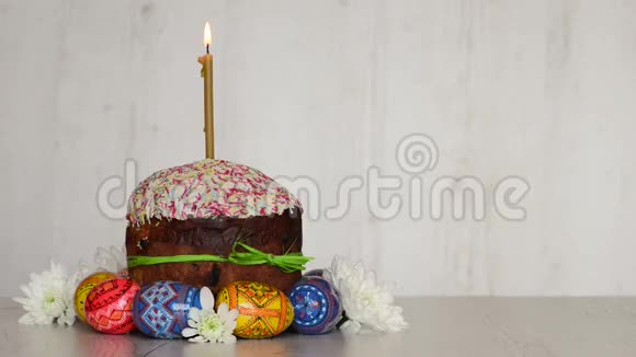 带蜡烛和鸡蛋的复活节蛋糕库利奇在浅木色背景下开春花视频的预览图