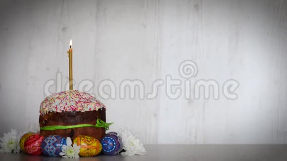 带蜡烛和鸡蛋的复活节蛋糕库利奇在浅木色背景下开春花视频的预览图