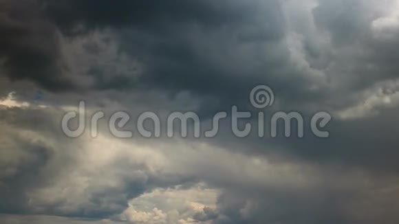 积雨云的快速移动时间圈视频的预览图
