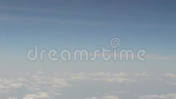 从飞机窗口高清拍摄的飞机镜头的抽象云运动视频的预览图