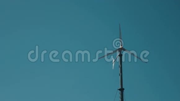 泰国KohLarn岛岸边风电场旋转涡轮叶片视频的预览图