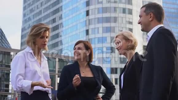 金融团队成员在巴黎拉德福斯谈话视频的预览图