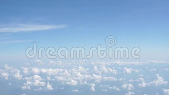 从窗户看到美丽的云和飞机的翅膀视频的预览图