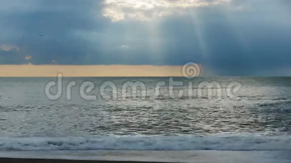 潮汐钻孔海上日落阳光穿过云层视频的预览图
