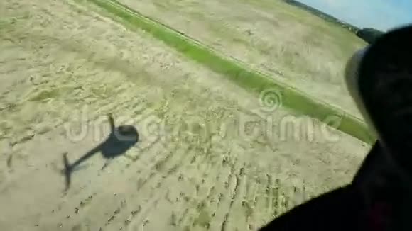 在飞行过程中从直升机机舱观看视频的预览图