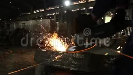 金属角磨机切割时火花研磨机的旋转盘周围飞出许多发光的火花视频的预览图