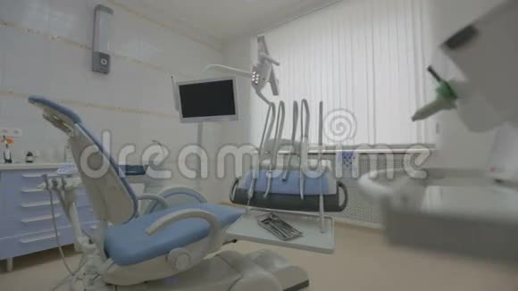 配备牙科椅和设备的当代空牙科办公室视频的预览图