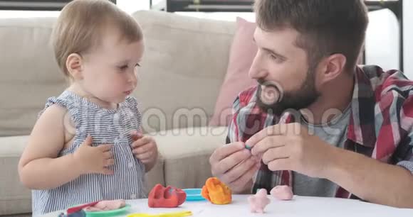 父亲和女儿在玩塑料视频的预览图
