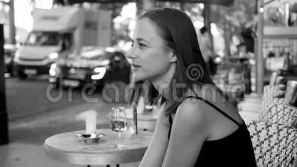 巴黎街头咖啡馆里的法国女人视频的预览图