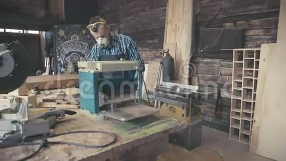 有保存眼镜的工匠在他的工作站工作视频的预览图