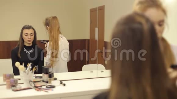 在美容院化妆模特的女人视频的预览图