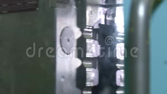 大型工厂塑料零件自动化生产视频的预览图