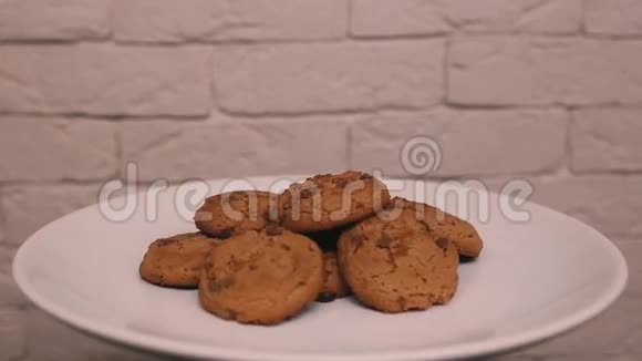 巧克力饼干在白色盘子上旋转视频的预览图