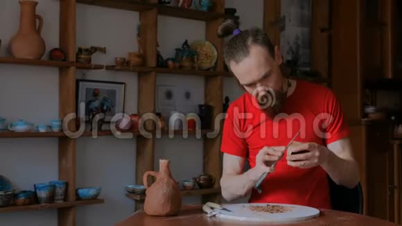 专业陶工用特殊工具制作干陶杯视频的预览图
