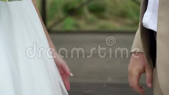 在公园里结婚新郎新娘牵手视频的预览图