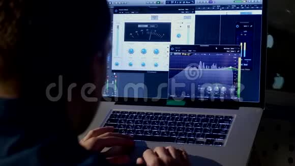 4KYoung音响工程师在录音室使用笔记本电脑在混合台视频的预览图