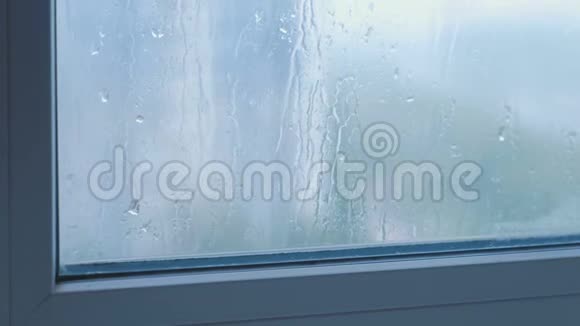 雨滴沿着窗户的特写视频的预览图