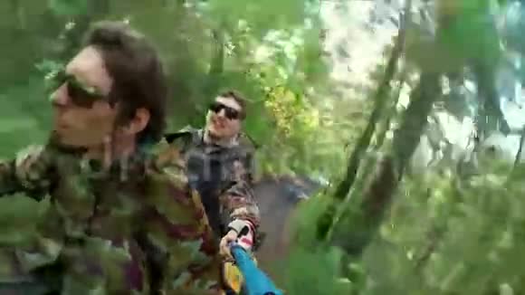 两个人在森林视频塞尔夫视频的预览图