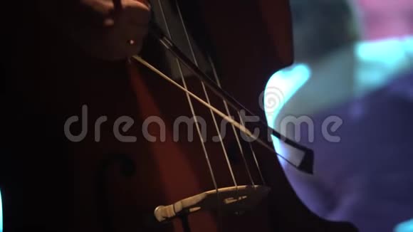 男性大提琴手在黑暗中舞台上演奏大提琴基辅乌克兰视频的预览图