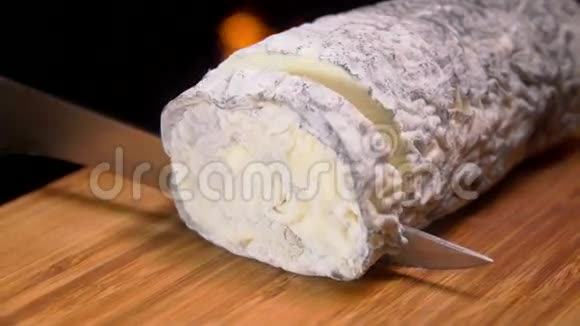 山羊奶酪的灰模是用刀子在木板上切割的视频的预览图