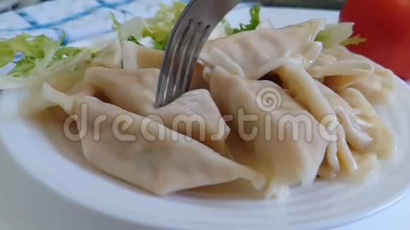 餐盘上的饺子叉子视频的预览图