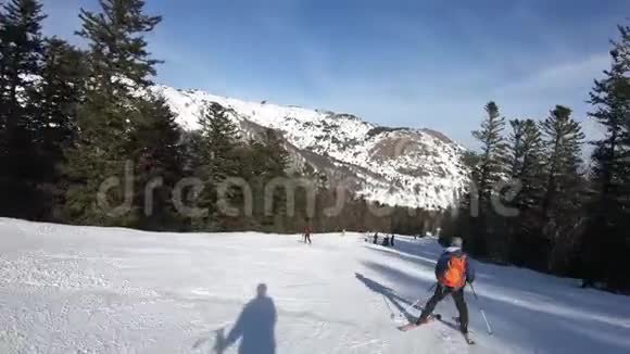 法国比利牛斯山滑雪场滑雪者视频的预览图