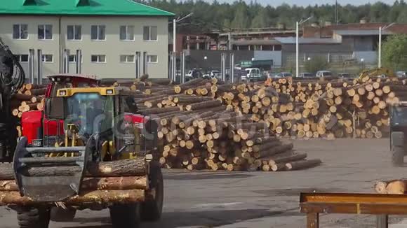 一辆卡车载着原木一辆卡车载着原木在锯木厂一辆现代锯木厂视频的预览图