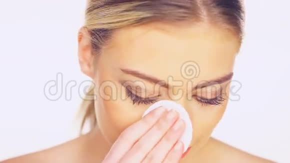 一个女人洗脸的美丽画像视频的预览图