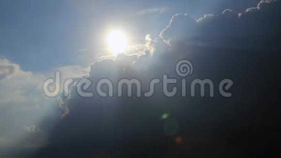 积雨云上的太阳视频的预览图