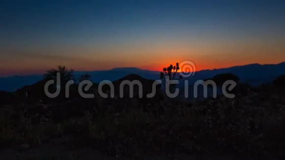 日落山的时间流逝追踪拍摄视频的预览图