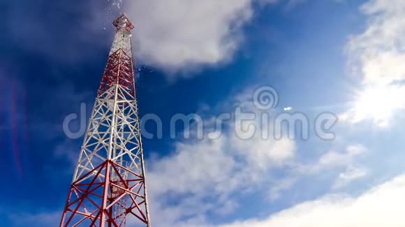 塔塔和天空云和高度塔天空和云层上的电信发射机视频的预览图