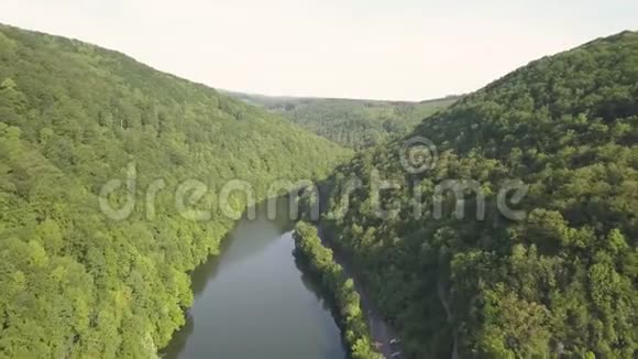 布克山脉东部米斯科尔克附近的利拉弗雷德城堡附近的湖泊和山脉鸟瞰图视频的预览图