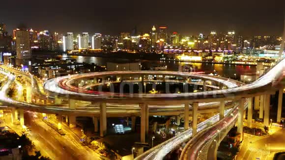 4k夜间在立交桥上的交通灯道和车辆的时间流逝视频的预览图
