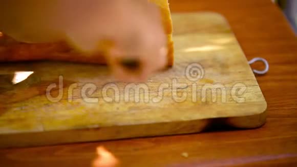 面包师将法式面包切成薄片视频的预览图