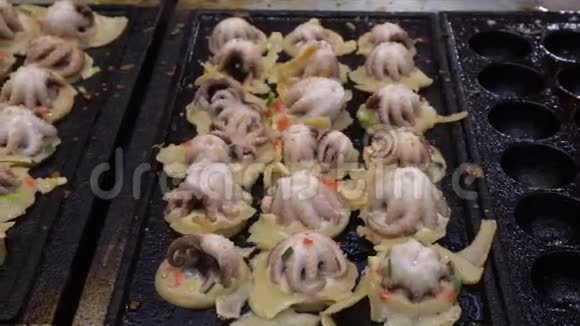 在日本用大乌贼做的街头美食饺子炒小吃视频的预览图