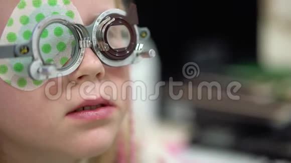 目视检查有视力障碍的白人女孩医疗和康复视频的预览图