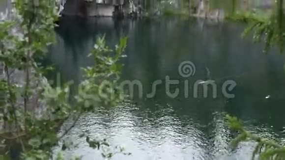 美丽的景观与绿色的水在大理石峡谷Ruskeala在卡雷利亚俄罗斯视频的预览图