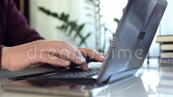 商人在键盘上打字视频的预览图