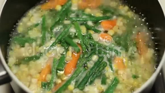 锅里煮的蔬菜视频的预览图