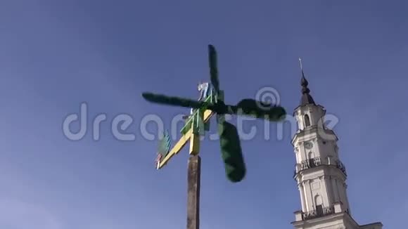 美丽的风车模型和教堂塔视频的预览图