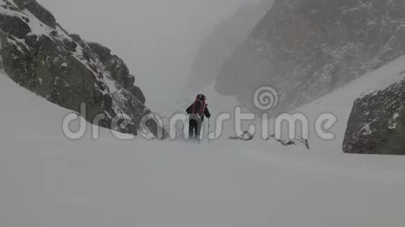 山上的暴风雪是一个背包旅行的游客视频的预览图