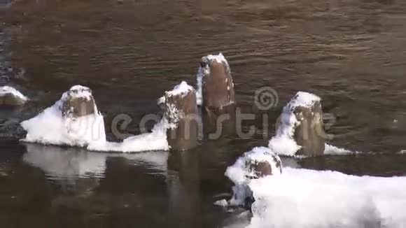 冬季河流与旧木桥遗址视频的预览图