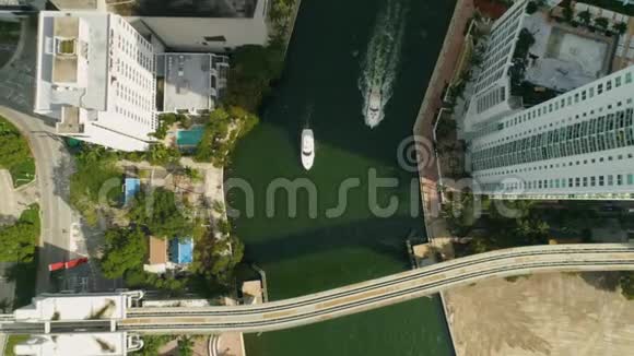 迈阿密空中360视野建筑船迈阿密河沿岸视频的预览图