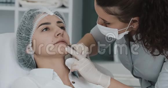 隆唇术美容医生在美容院为美女做隆唇手术视频的预览图