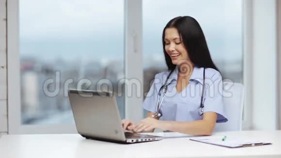 书写手提电脑的医生或护士视频的预览图