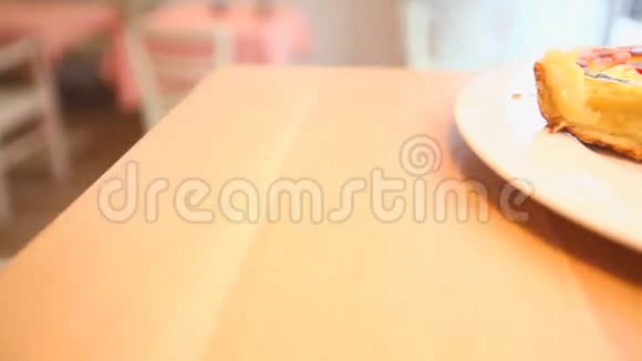 菜蛋饼在餐馆的盘子里视频的预览图