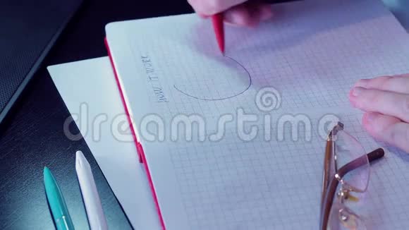 男性手在纸上书写图形视频的预览图
