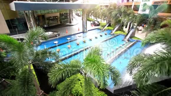 有喷泉棕榈树和游泳池的新建筑高清高清视频的预览图