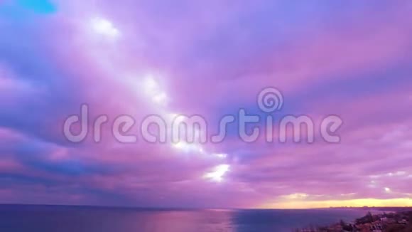 海面上乌云密布的日落天空视频的预览图
