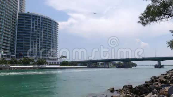 迈阿密海滩夏日海洋海湾通行证交通4k美国佛罗里达州视频的预览图